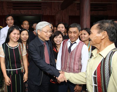  Party leaders pay Tet visits  - ảnh 1